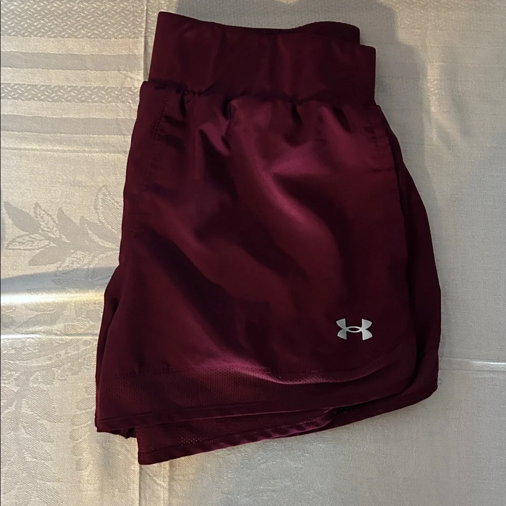 Lot of 3 pair Under Armour shorts.
Navy/Maroon/Blue
Like new condition.No flaws - Picture 3 of 7